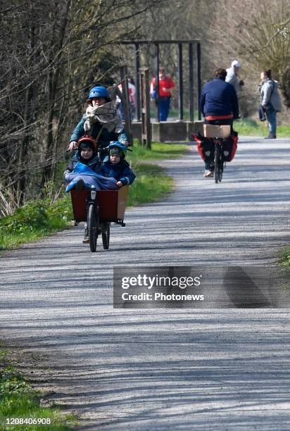 Distantiation sociale dans les parcs - Sociale afstand in Parken Philip Reynaers/ Photonews via Getty Images)