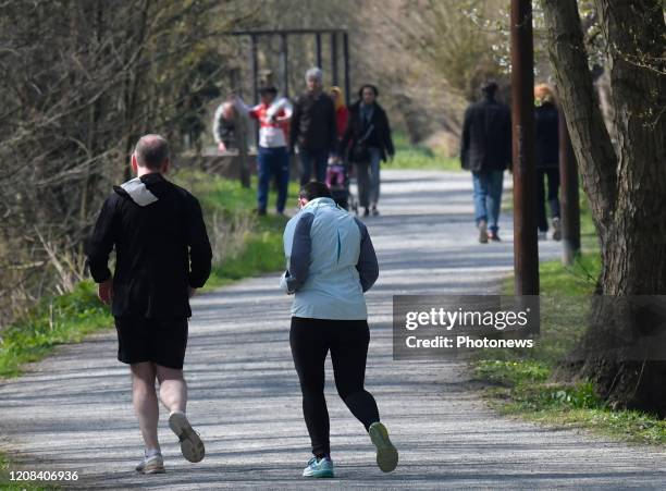 Distantiation sociale dans les parcs - Sociale afstand in Parken Philip Reynaers/ Photonews via Getty Images)