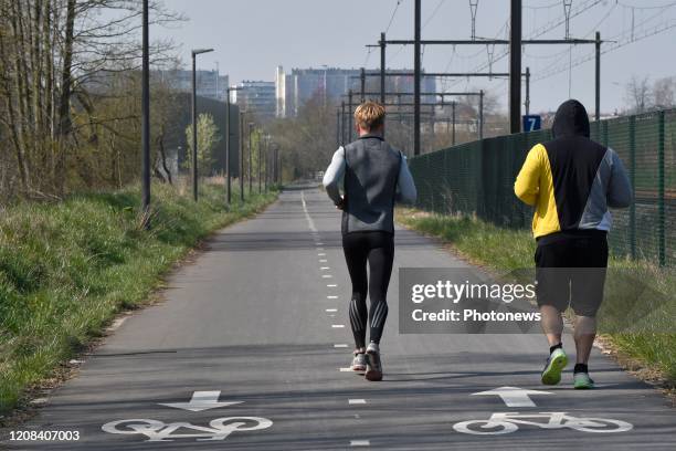 Distantiation sociale dans les parcs - Sociale afstand in Parken Philip Reynaers/ Photonews via Getty Images)