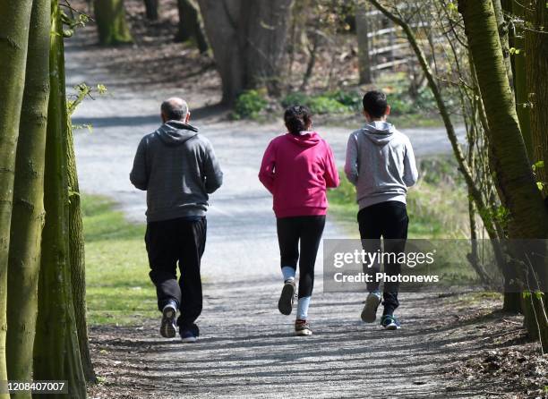 Distantiation sociale dans les parcs - Sociale afstand in Parken Philip Reynaers/ Photonews via Getty Images)