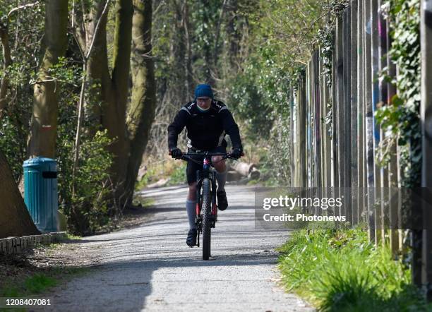 Distantiation sociale dans les parcs - Sociale afstand in Parken Philip Reynaers/ Photonews via Getty Images)