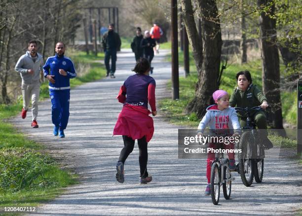 Distantiation sociale dans les parcs - Sociale afstand in Parken Philip Reynaers/ Photonews via Getty Images)