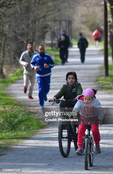 Distantiation sociale dans les parcs - Sociale afstand in Parken Philip Reynaers/ Photonews via Getty Images)