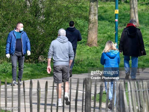 Distantiation sociale dans les parcs - Sociale afstand in Parken Philip Reynaers/ Photonews via Getty Images)