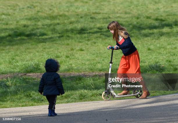 Distantiation sociale dans les parcs - Sociale afstand in Parken Philip Reynaers/ Photonews via Getty Images)