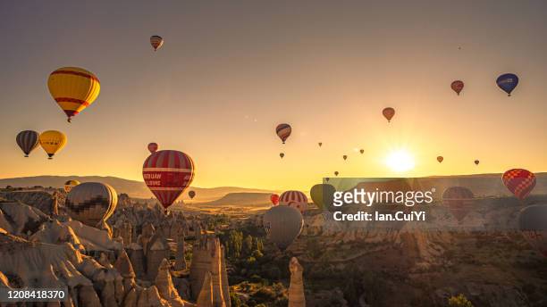 hot air balloons fly over cappadocia - cappadocia hot air balloon stock-fotos und bilder