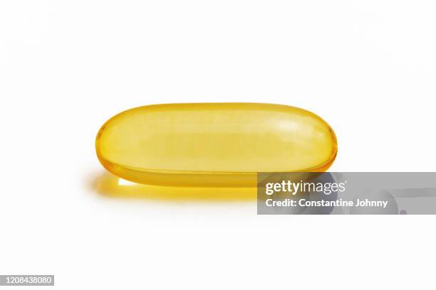 omega 3 fish oil capsule - huile de foie de morue photos et images de collection