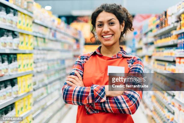 supermarkt stocker portrait - teilzeitarbeiter stock-fotos und bilder