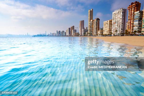 benidorm levante playa clar agua turquesa en alicante españa - benidorm fotografías e imágenes de stock