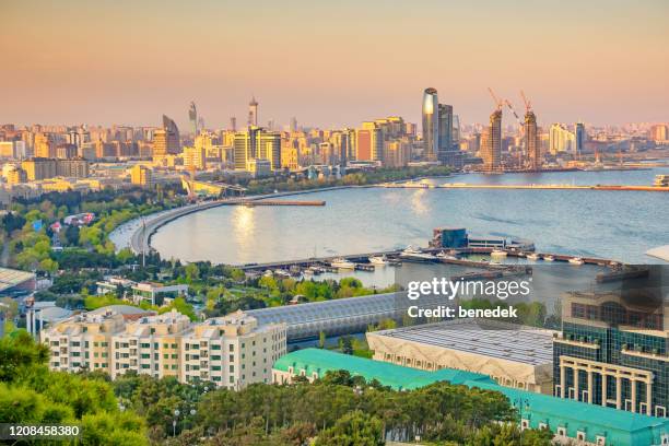 centro de baku azerbaijão ao pôr do sol - baku - fotografias e filmes do acervo