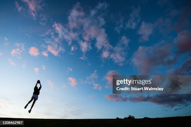 australian rules football - jumping australia stock-fotos und bilder