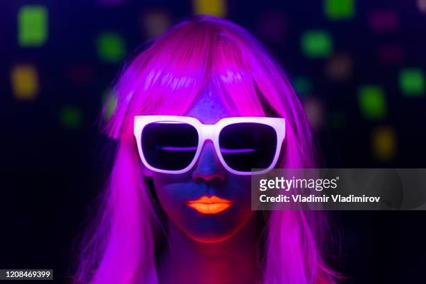 frau mit rosa farbenen haaren und sonnenbrille - neon fluorescent hair stock-fotos und bilder