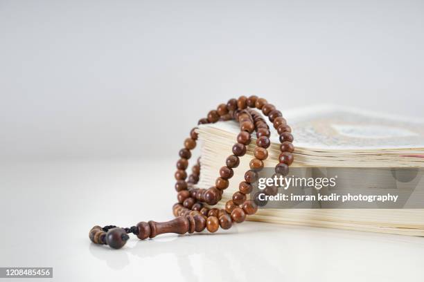 islamic prayer beads with staging book on table. copy space - coran photos et images de collection