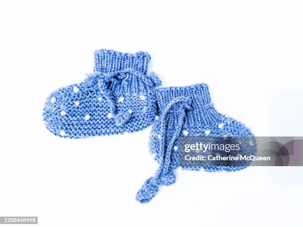 blue knit baby infant booties - 赤ちゃんの靴 ストックフォトと画像