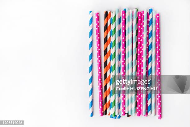 paper straws on white background, top view - pajita fotografías e imágenes de stock