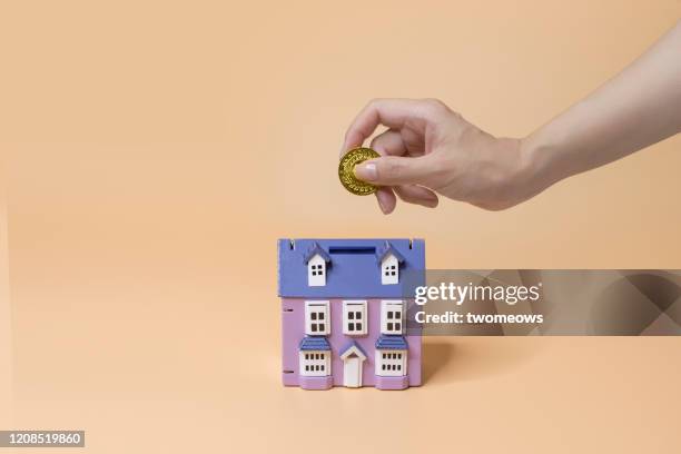 financial planning for house ownership concept image. - spaarpot financieel item stockfoto's en -beelden