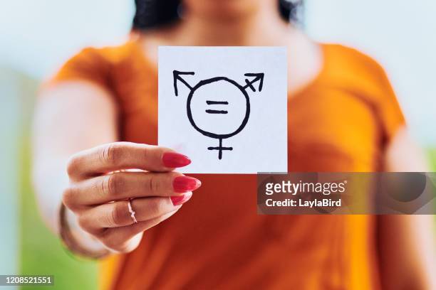 todos los géneros deben ser tratados por igual - gender fluid fotografías e imágenes de stock