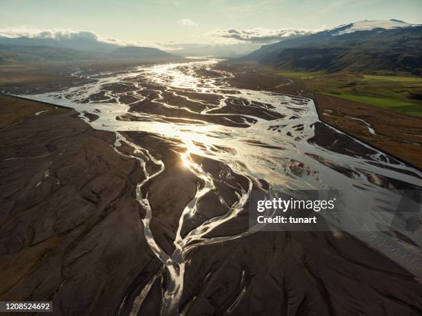 rivierbedding en delta in ijsland - delta stockfoto's en -beelden