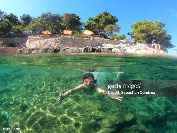 little girl snorkeling and having a fun in the sea, jelsa, croatia. - scuba diving girl 個照片及圖片檔