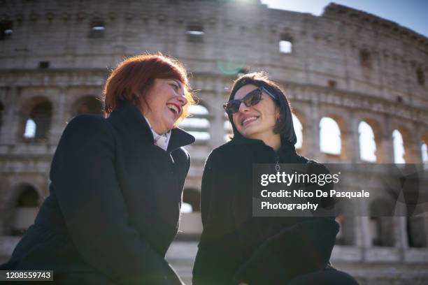 friends in rome - roman amphitheater stock pictures, royalty-free photos & images