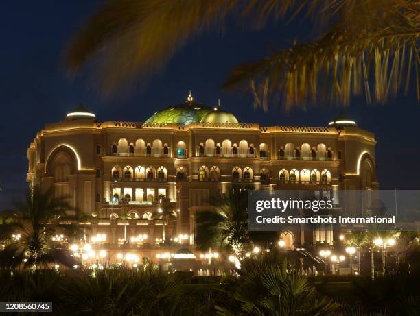 emirates palace hotel illuminated at dusk in abu dhabi, uae - emirates palace stock pictures, royalty-free photos & images