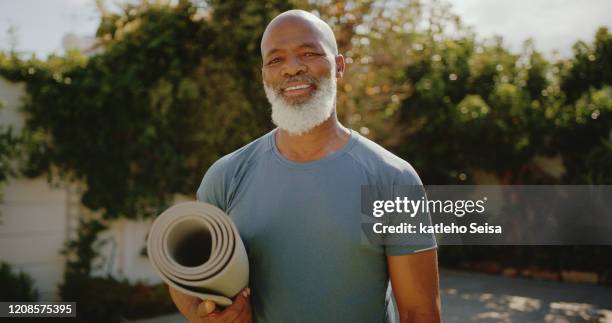 fit zu bleiben ist für mich wichtig - senior yoga stock-fotos und bilder