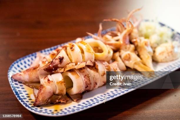 japanese cuisine, close-up of squids on barbecue grill, ikayaki, roasted squid - calamares stock-fotos und bilder