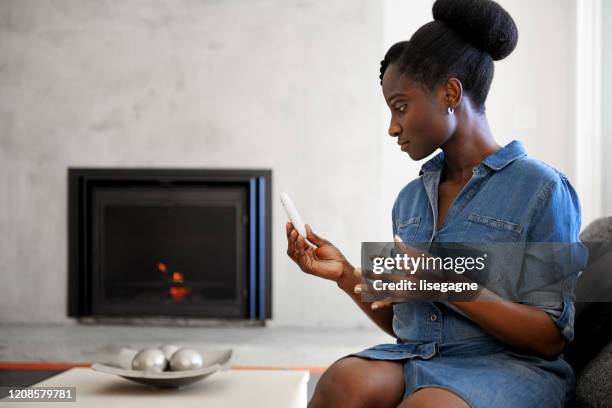 femme africain prenant le niveau de sucre de sang dans le moment différent de la journée - blood sugar test photos et images de collection