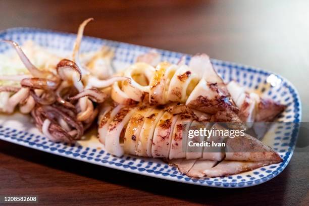 japanese cuisine, close-up of squids on barbecue grill, ikayaki, roasted squid - lula frita imagens e fotografias de stock