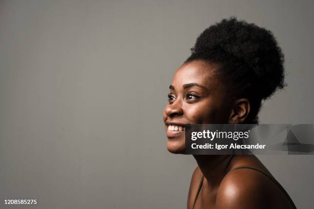 profiel van een serene jonge vrouw - profiel stockfoto's en -beelden