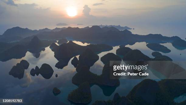 group of islands indonesia - raja ampat islands 個照片及圖片檔