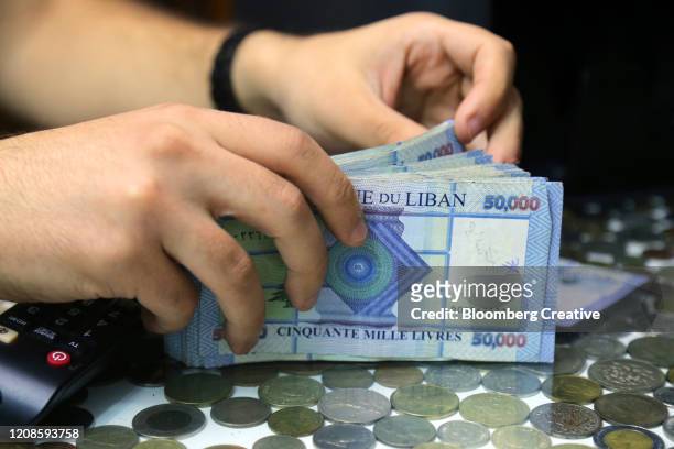 lebanese 50,000 banknotes - lebanon fotografías e imágenes de stock