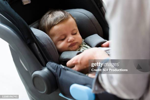 papa riemen baby in autozetel - guy in car seat stockfoto's en -beelden