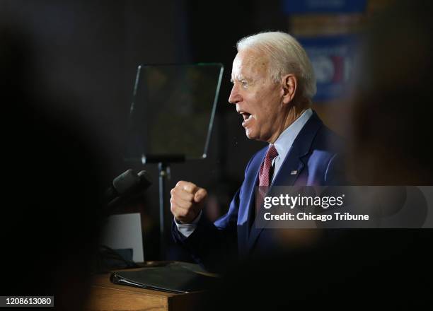 El exvicepresidente Joe Biden habla con los medios de comunicación y un puñado de simpatizantes en Berston Field House el 9 de marzo de 2020, en...