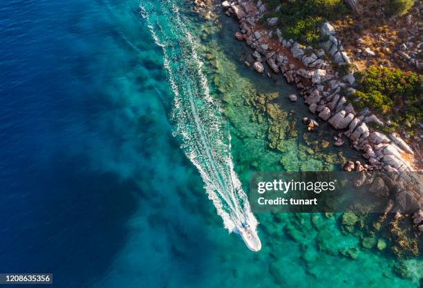 direkt über blick auf das lebendige meer und die mittelmeerküste, türkei - marmaris stock-fotos und bilder