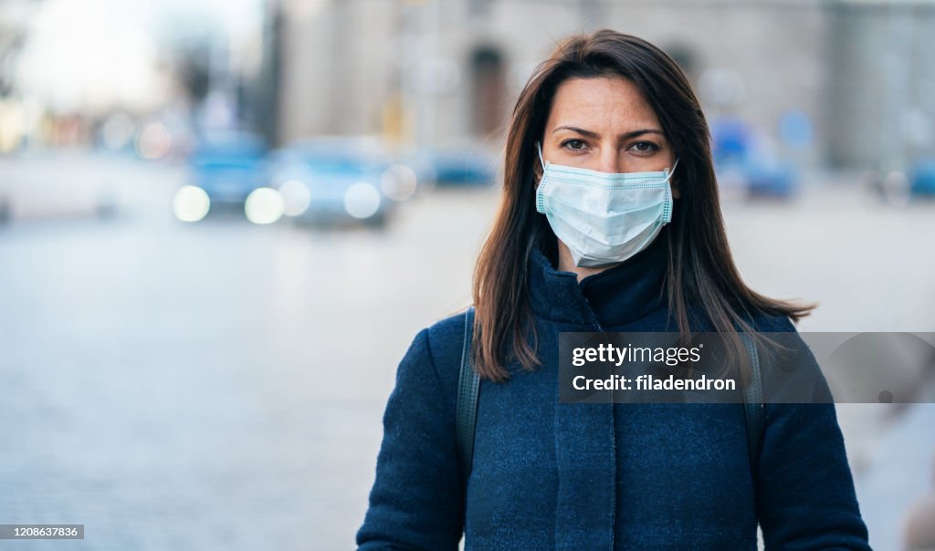 Mulher com máscara protetora facial