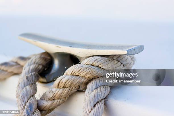 nahaufnahme der cleats und ankertau, textfreiraum - nautische ausrüstung stock-fotos und bilder