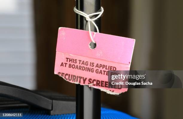 luggage tag after tsa screening on a suitcase - transportation security administration stockfoto's en -beelden
