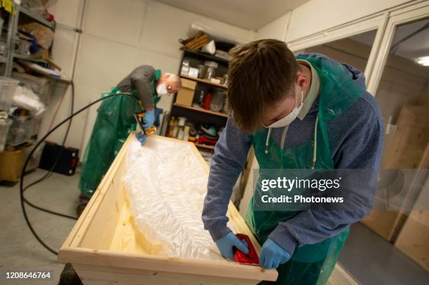 Brussels, Belgium March 30, 2020 -le secteur des pompes funèbres souffre d'un manque de matériel de protection adéquat - De sector van de...