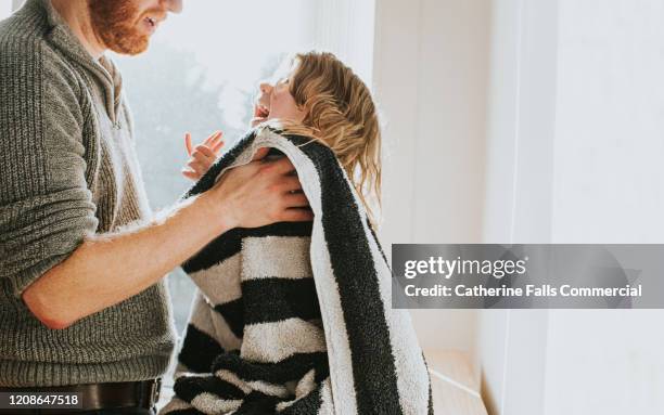 towel drying daughter - bad body language stockfoto's en -beelden