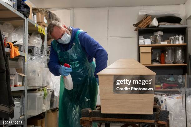 Brussels, Belgium March 30, 2020 -le secteur des pompes funèbres souffre d'un manque de matériel de protection adéquat - De sector van de...