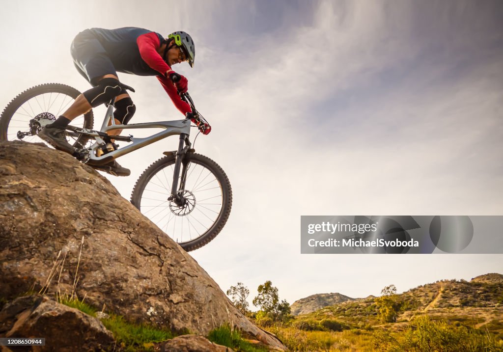 Motociclista da montanha do sul da Califórnia