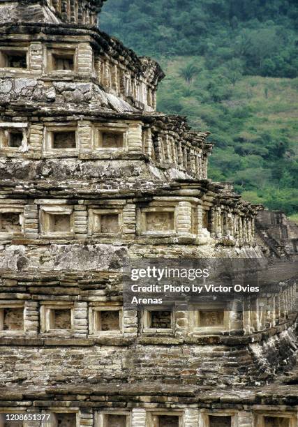 detail of the pyramid of the niches in the pre-columbian archaeological site of the classic veracruz culture of el tajin - veracruz ストックフォトと画像