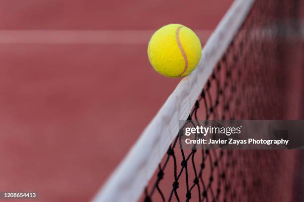 tennis ball hitting the net - atirar à baliza imagens e fotografias de stock