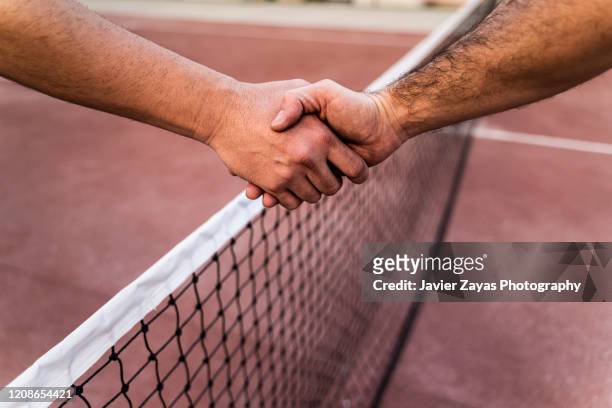 two tennis players shaking hands across the net - sport set competition round 個照片及圖片檔
