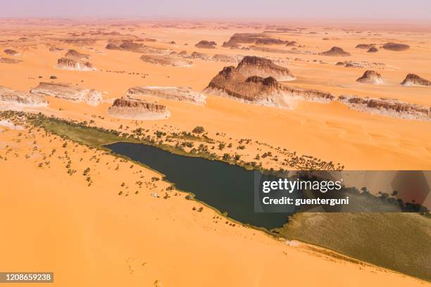 legendarisch ounianga serirmeer in de regio ennedi, sahara, tsjaad - tibesti mountains stockfoto's en -beelden