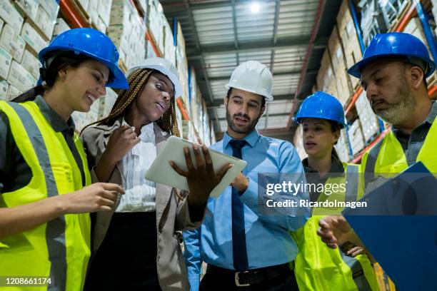 ingeriero man meets with some of his employees to discuss company issues - sindicato imagens e fotografias de stock