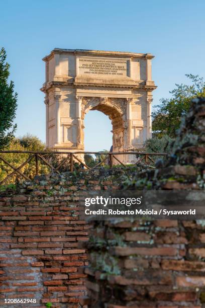 arco di tito triumphal arch, imperial fora, rome, lazio, italy - arco de tito photos et images de collection