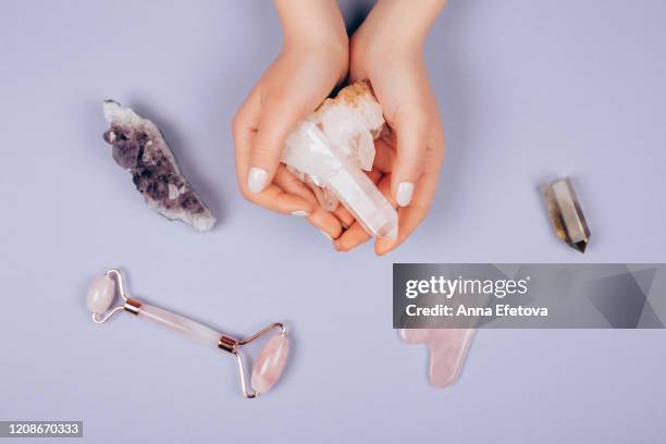 massagers in woman's hands - jade gema imagens e fotografias de stock