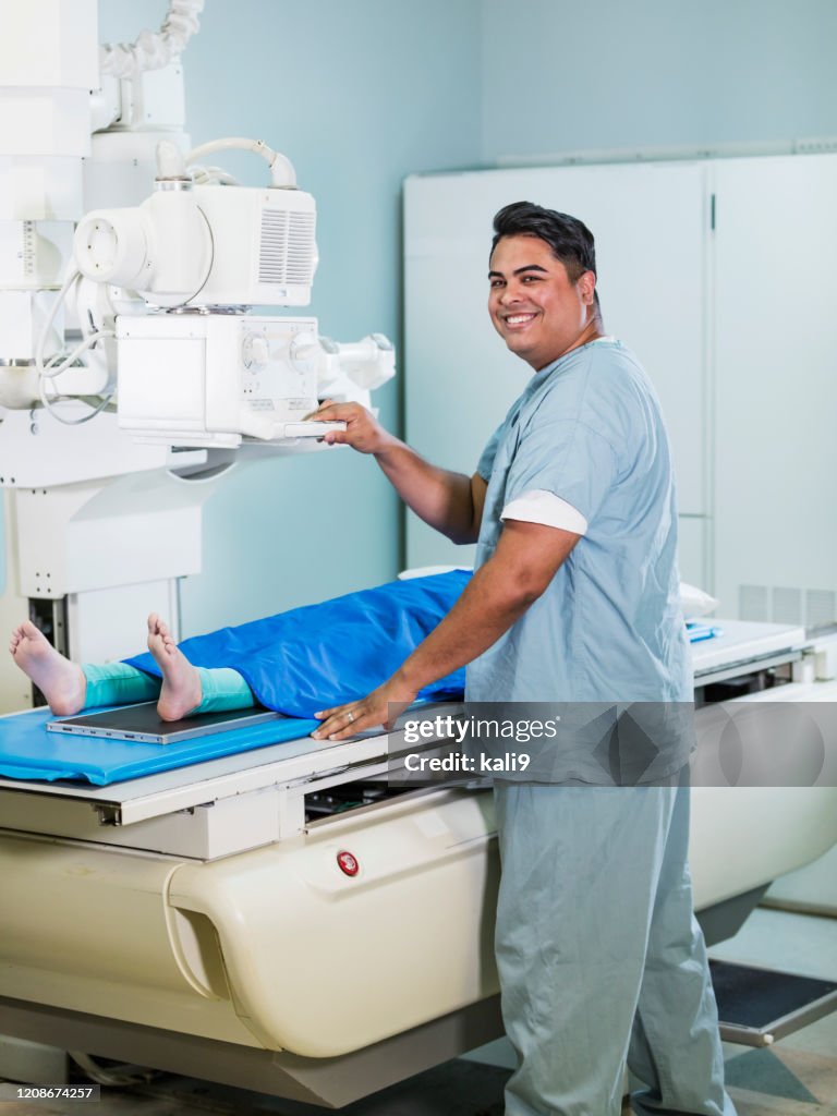 技術專家對女孩的腳進行X光檢查